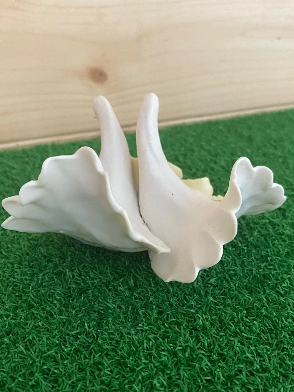 Vintage CP Chessell Pottery Isle of Wight 2 White Doves Pale Yellow Flowers